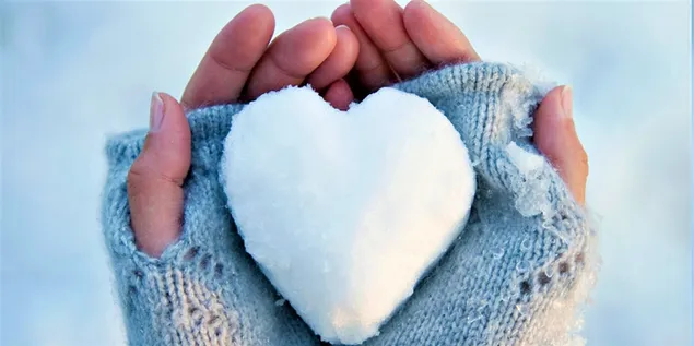 Corazón de nieve en las manos descargar