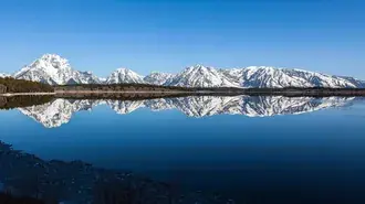 雪山倒影 4K 壁纸