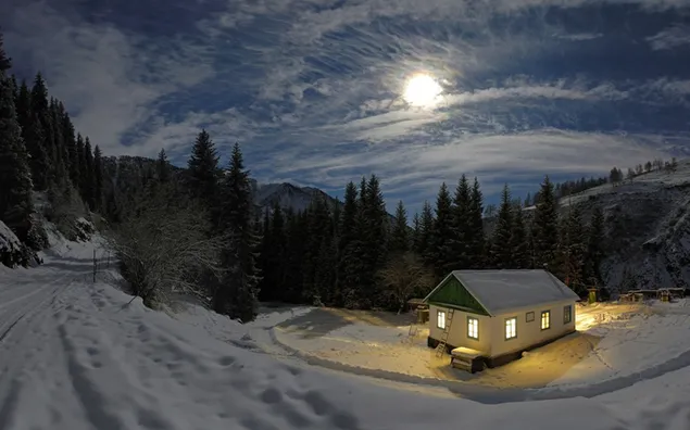 Besneeuwd huis onder de heldere volle maan HD achtergrond
