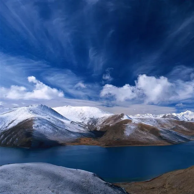 Verschneite Berge und Naturlandschaft - Apple Ipad 2K Hintergrundbild