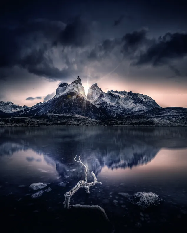 雪山と湖に映る陽光 4K 壁紙