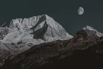 눈 덮인 산 풍경 2K 배경화면