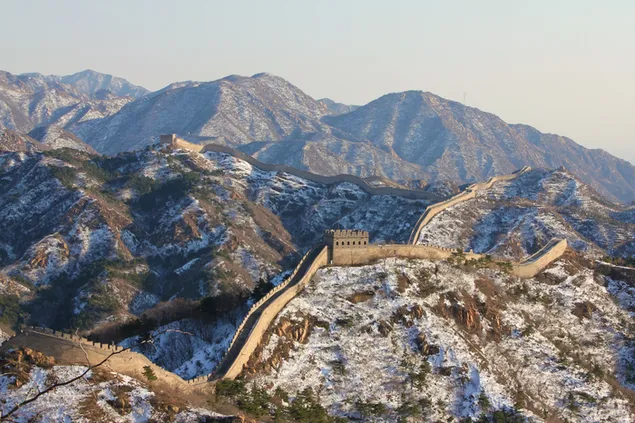Pemandangan gunung bersalju dari Tembok Besar China, tembok terpanjang di dunia, yang ada dalam daftar yang harus dilihat 4K wallpaper