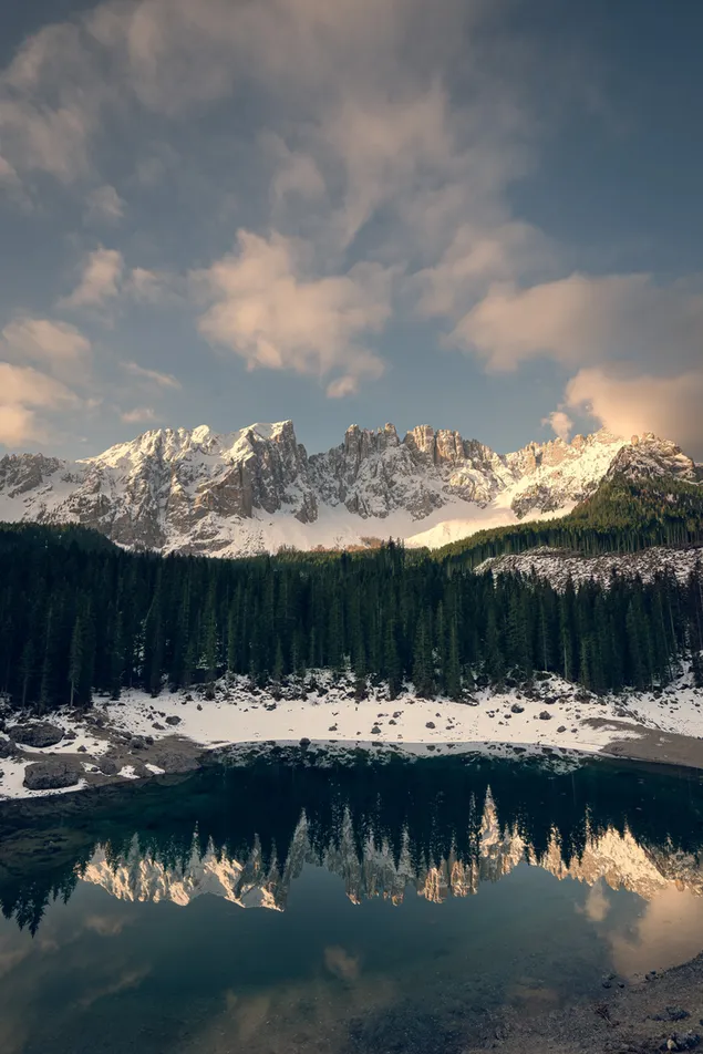 Schneebedeckte Berge und Wald spiegeln sich im See wider 4K Hintergrundbild