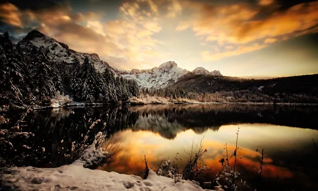 Schneebedeckte Berge und Sonnenuntergangswolken spiegeln sich im See wider HD Hintergrundbild