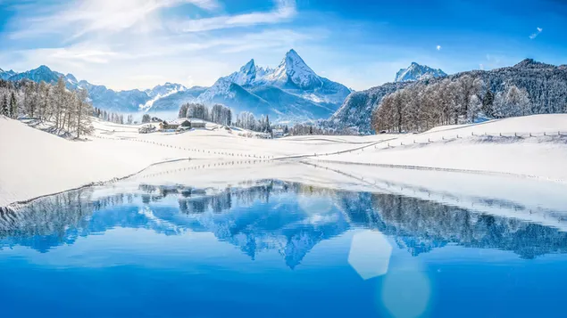 Verschneite Berge und Winterlandschaften, die sich im See spiegeln 4K Hintergrundbild