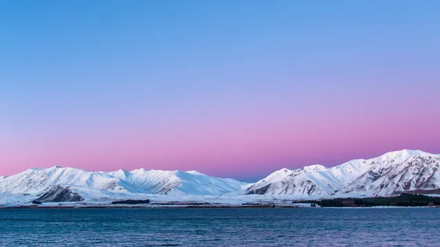 Pegunungan bersalju di tepi laut 2K wallpaper