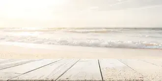 Zachte witte tot lichtbeige gradiëntachtergrond met lege houten tafel op het strand 4K achtergrond
