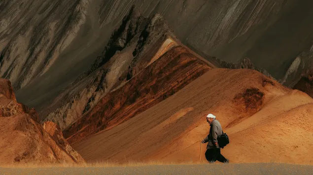 eenzame figuur die door bergachtige vergezichten reist download