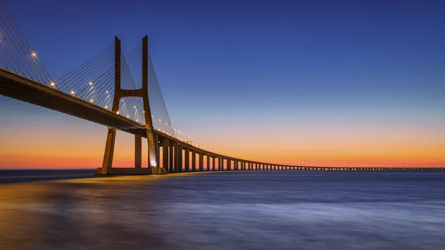 Sonnenuntergang auf der Brücke