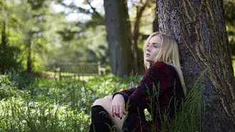 Sophie Turner odmara se s prirodom 8K pozadina