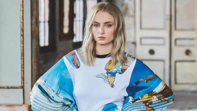 Taustakuva Sophie Turner katsoa vakavasti 4K