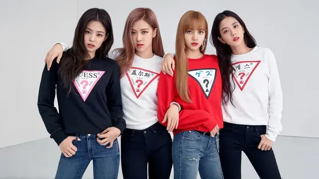 Jisoo, Jennie, Lisa y Rose, integrantes del grupo femenino surcoreano Blackpink, posan frente a un fondo blanco 2K fondo de pantalla