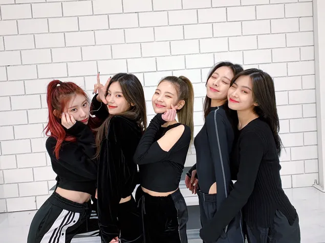south korean girl music group posing against a white background (itzy) download