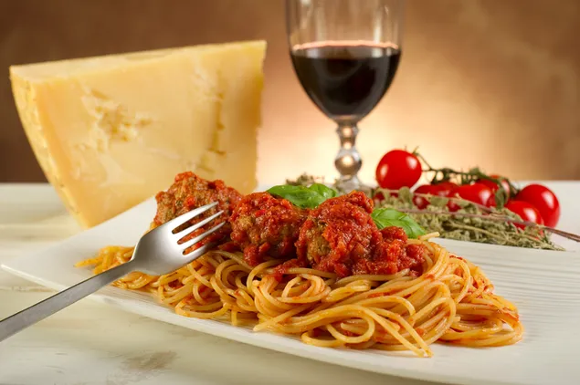 Spaghetti, kaas en wijn