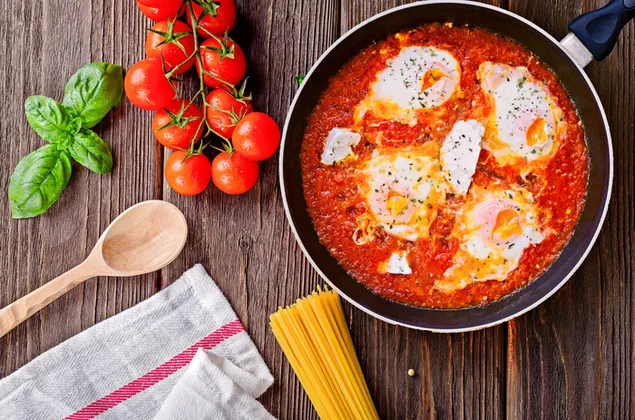 Taustakuva Spagettikastike pannulla tomaattien ja pastan ympäröimänä 4K