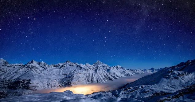 空に澄んだ景色と霧の中に崖がある壮大な星の眺め 4K 壁紙