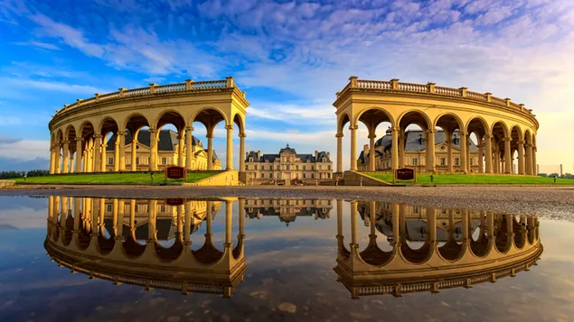 Espectaculars vistes del Lafayette Castle Hotel de Pequín reflectides a l'aigua baixada