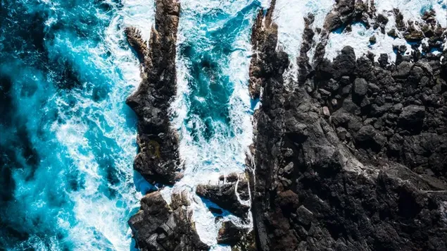 海の波が断崖に打ち寄せる絶景 ダウンロード