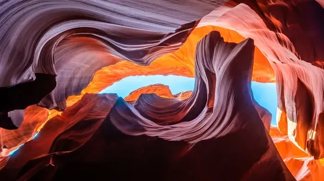 Pemandangan spektakuler dari ngarai yang membentang ke langit HD wallpaper