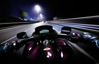 rychlost s motocyklem v noci stahnout