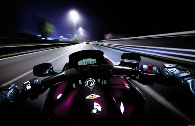 Geschwindigkeit mit dem Motorrad in der Nacht herunterladen