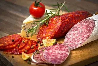 tomato, heobeu, beulru cijeureul gyeotdeulin maekomhago dalkomhan sosiji daunrodeu