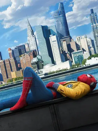 Spider-Man: Homecoming film - Spiderman sluša muziku 2K pozadina