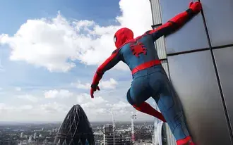 Spider-Man: Homecoming film - Spiderman on building 2K pozadina