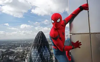 Spider-Man: Homecoming film - Spiderman na zgradi 2K pozadina