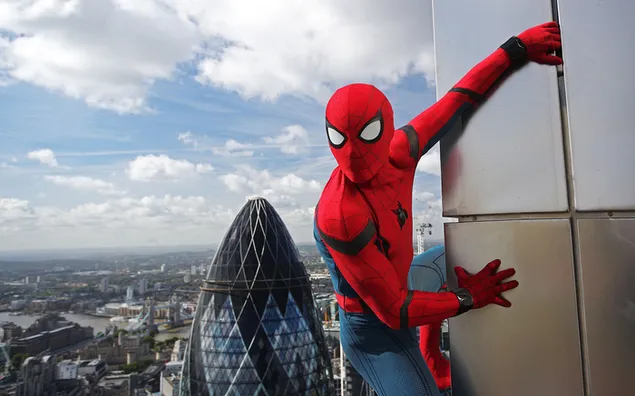 Spider-Man: Film Homecoming - Spiderman di gedung 2K wallpaper