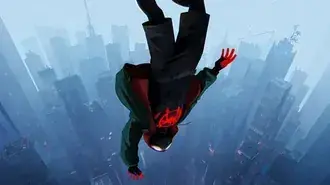 Tapeta Animovaná postava ze série Spider-Man: Into The Spider-Verse Spider-Man, který chodí po městě a skáče z výšky v mlze 4K