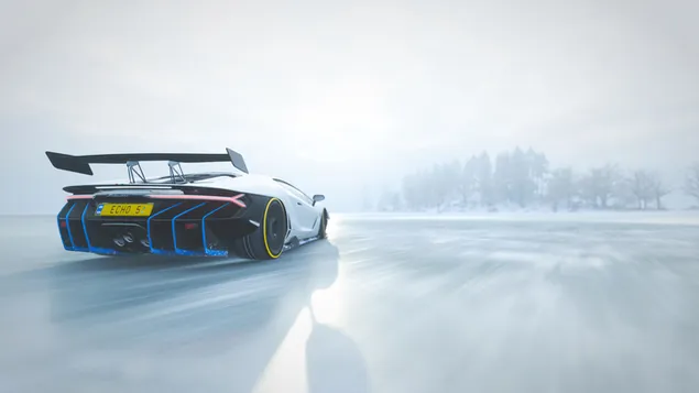 Forza Horizo​​n 視頻遊戲中霧濛濛的雪路上的跑車 4K 壁紙