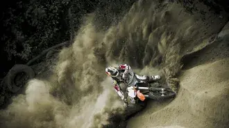 Tapeta Sportovec na písečné cestě s její bílou motorkou 4K