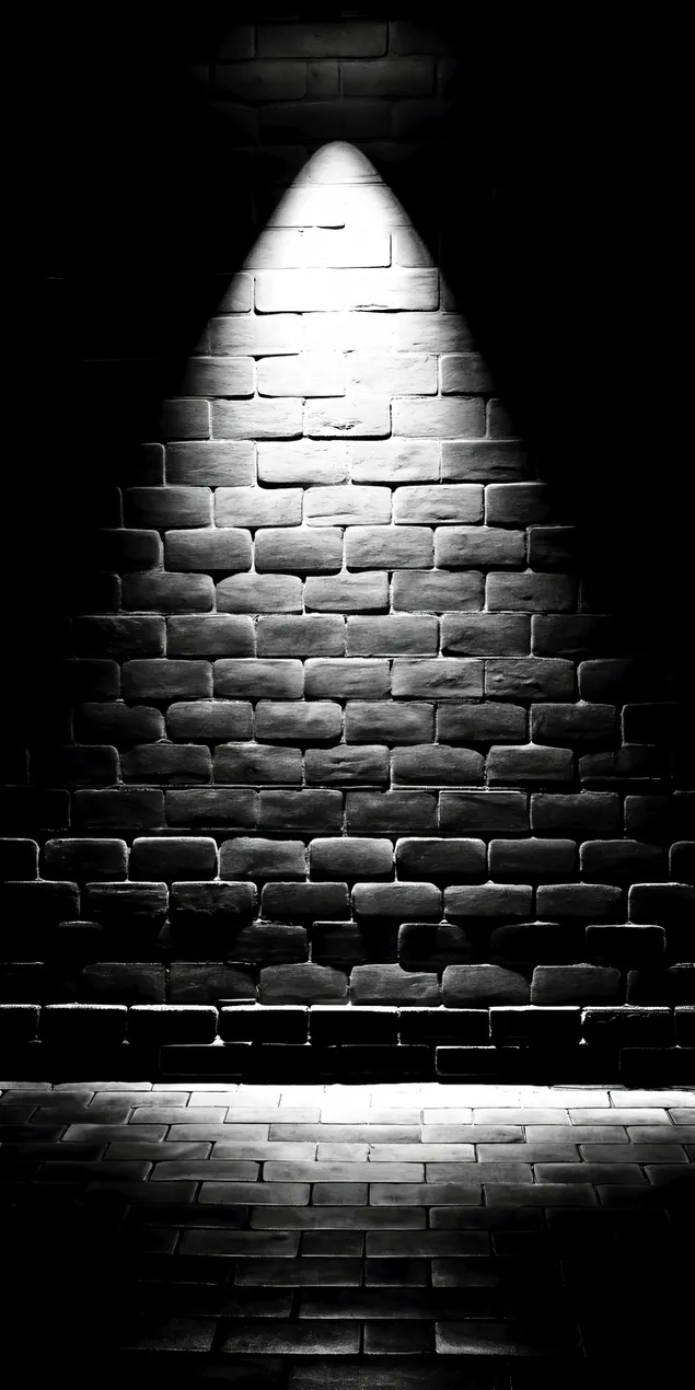 זרקור מאיר קיר לבנים בעל טקסטורה בסצנה דרמטית בשחור לבן 2K טפט