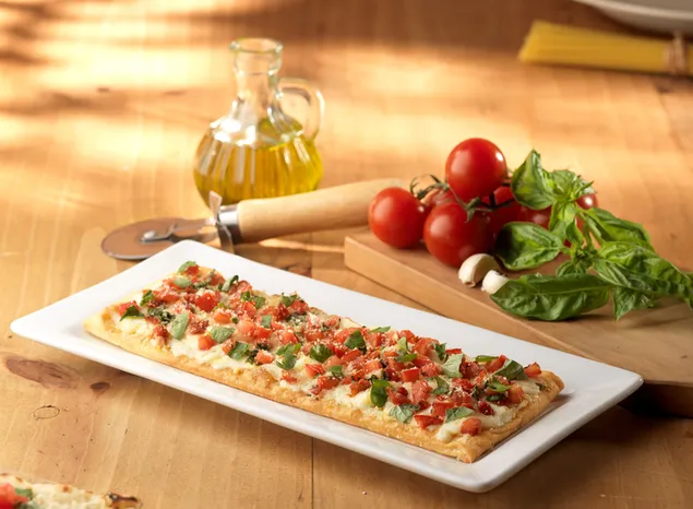 Pizza persegi dengan tomat, bawang putih, dan keju