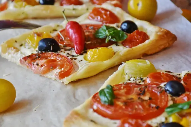 Pizza kerak tipis persegi dengan banyak sayuran