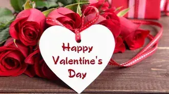 Stapel Rosen und fröhlicher Valentinstag-Schriftzug auf Holztisch 4K Hintergrundbild