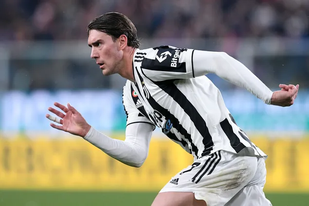 มุมมองสนามกีฬาของ Dusan Vlahovic กองหน้าที่เล่นให้กับอิตาลี Serie A ทีม Juventus ในชุดดำและขาว 2K วอลเปเปอร์