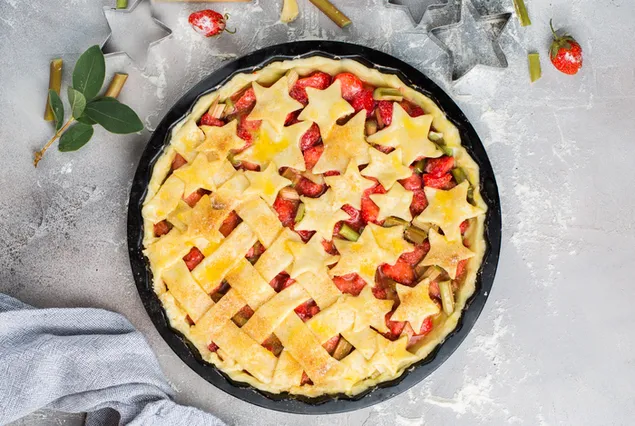 stervormige aardbeientaart geserveerd op zwarte plaat op grijze achtergrond download