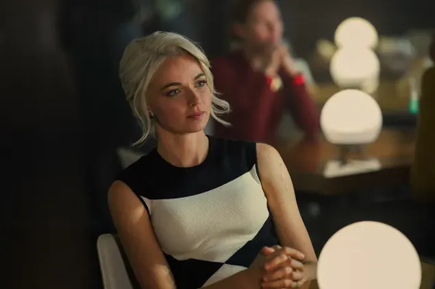 Плава фотографија серије Звездане стазе прелепе глумице у црно-белој одећи која седи у гомили 2K позадина