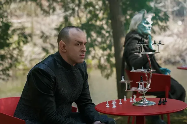 Позадина телевизијске серије Звездане стазе, зелени лик игре и човек који игра игру за црвеним столом 2K позадина