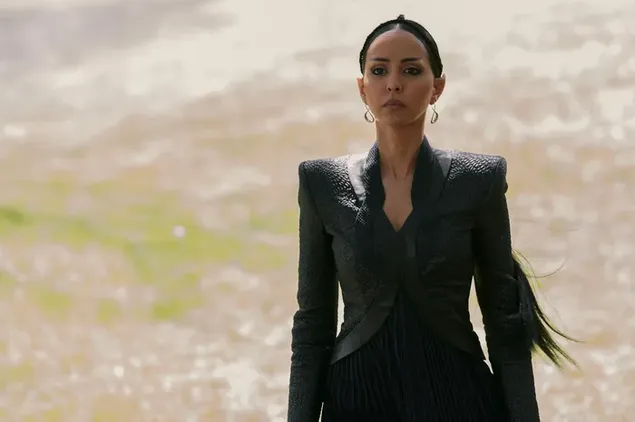 Телевизијска серија Звездане стазе прелепа бринета са тамном косом и црном хаљином испред мутне позадине 2K позадина