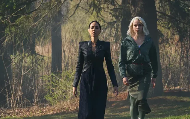 Телевизијска серија Звездане стазе плавуше и бринете прелепе глумице шетају шумом 2K позадина