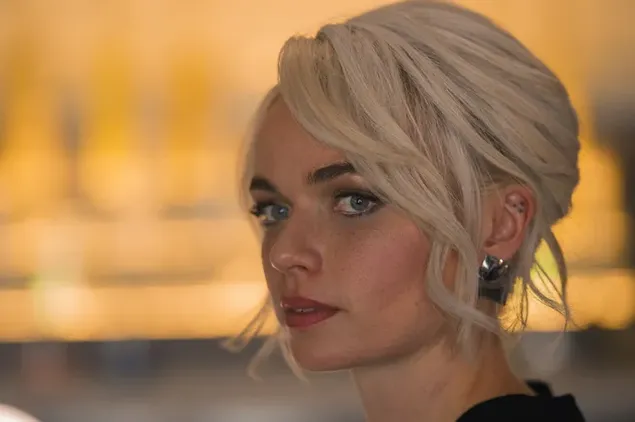 Плавуша телевизијске серије Звездане стазе, црна хаљина, минђуше, бочна поза прелепе глумице 2K позадина