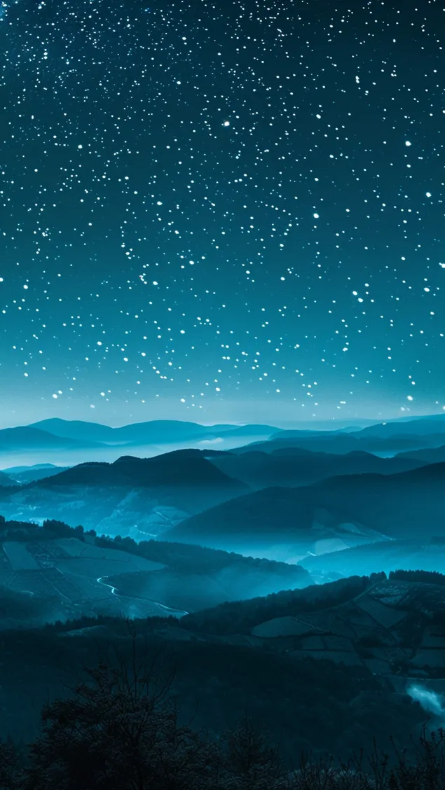 שמי לילה זרועי כוכבים מעל רכסי הרים ערפיליים 2K טפט