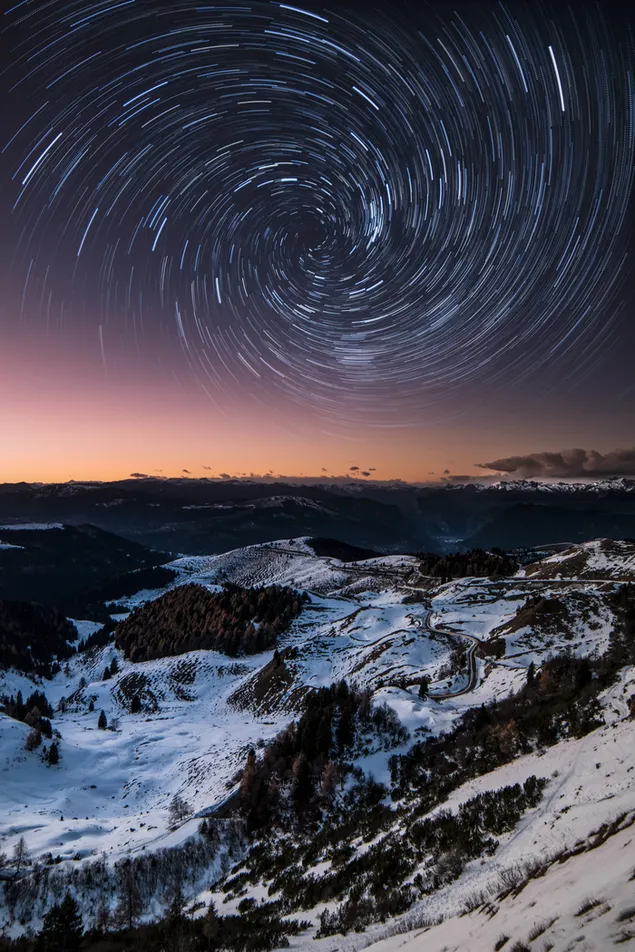 Paisaje nevado de la noche estrellada 4K fondo de pantalla