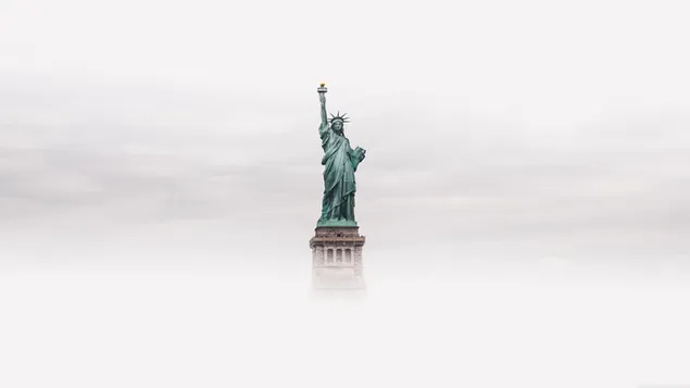 Patung Liberty, simbol Amerika, di atas awan kabut 4K wallpaper