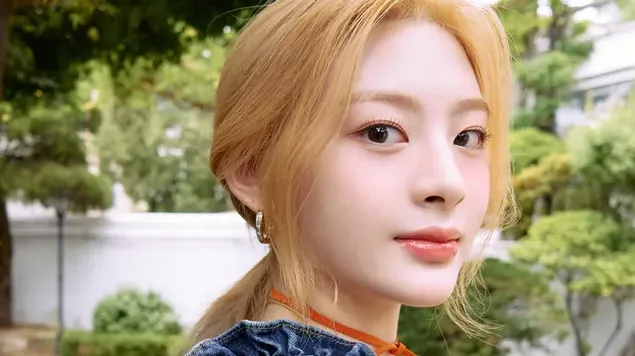 'Seeun' של STAYC ב-We Need Love (אלבום) צילום 4K טפט