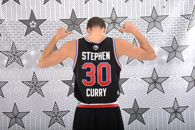 stephen curry amb el retol de ma de la samarreta en blanc i negre numero 30 posa davant d'un fons estrellat en blanc i negre baixada
